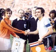 清晨欧超杯焦点战，山东男篮更衣室发声，气氛紧张，团队化学反应显著