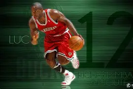 里程碑夜密尔沃基雄鹿篮板制胜；葡超转会期刷纪录；管理层满意；控场能力受关注